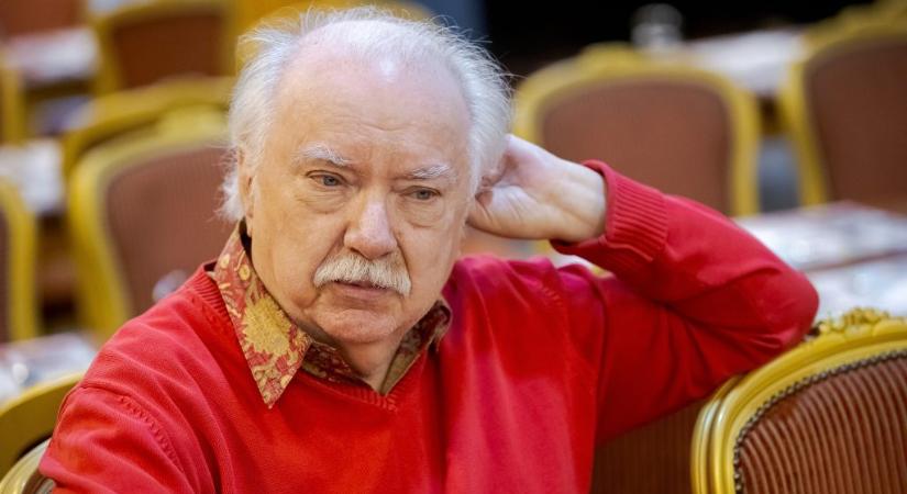 „Javaslom, hogy Takács államtitkár naponta ezzel járjon munkába” – Farkasházy Tivadart „rázó, csörömpölő” mentőautóval vitték kórházba
