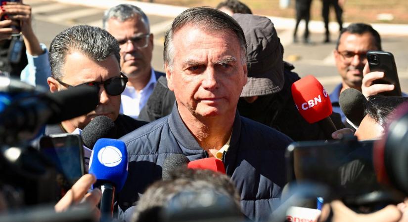 Bokabilincset kapott Jair Bolsonaro, folyamatosan megfigyelik