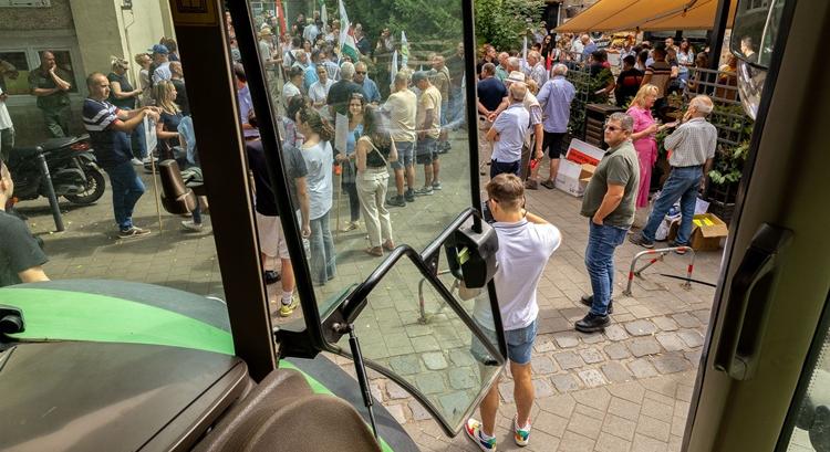 Európa-szerte hatalmas a felháborodás a KAP-reform miatt, az EU biztos szerint nem csökkennek a források