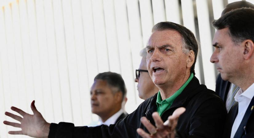 Bokabilincset kell hordania Jair Bolsonaro volt brazil elnöknek