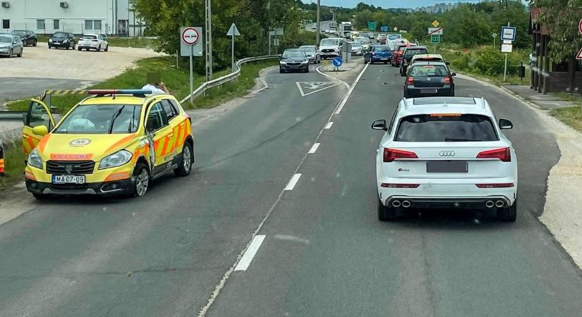 Orvos mentőautó és személyautó ütközött a 3-as főúton