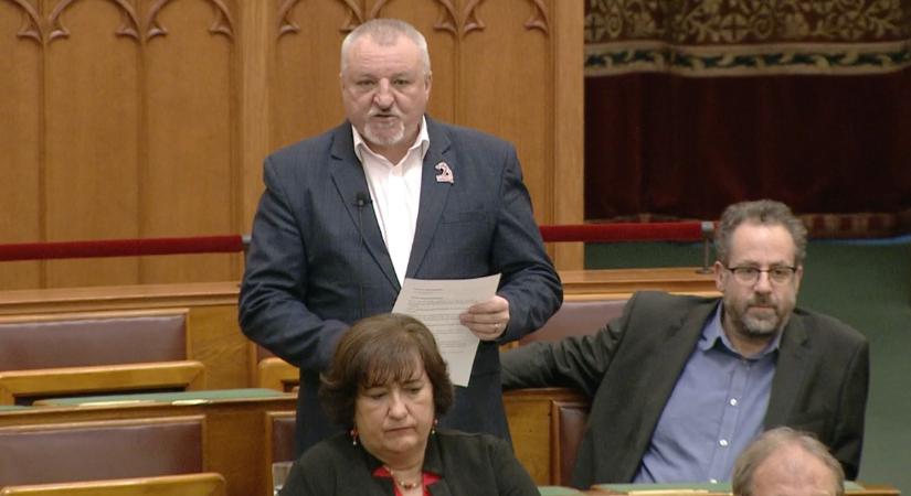 Az MSZP elnöke kiakadt a pornós tiszásra: „végigszoptuk a 15 évet”