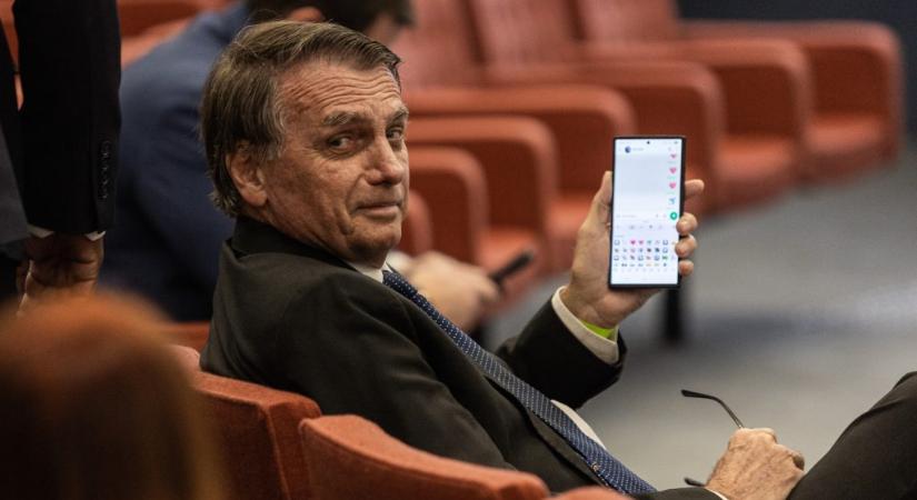 Bolsonarónak bokabilincset kell hordania, és eltiltották a közösségi médiától