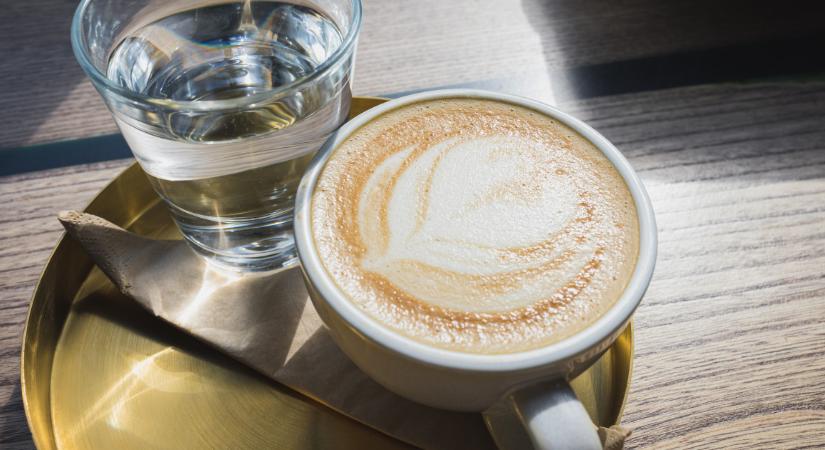 Miért kapsz vizet is a kávé mellé, ha étteremben rendelsz? Az egészségednek is köze van hozzá