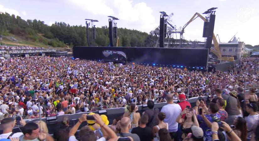 Megnyílt a Tomorrowland, az összes programot megtartják a leégett nagyszínpad előtt