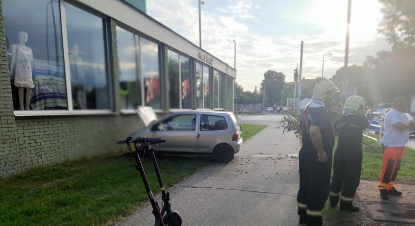 Brutális jelenet! Fékezhetetlen autó csapódott a falnak Nyíregyházán (fotókkal)