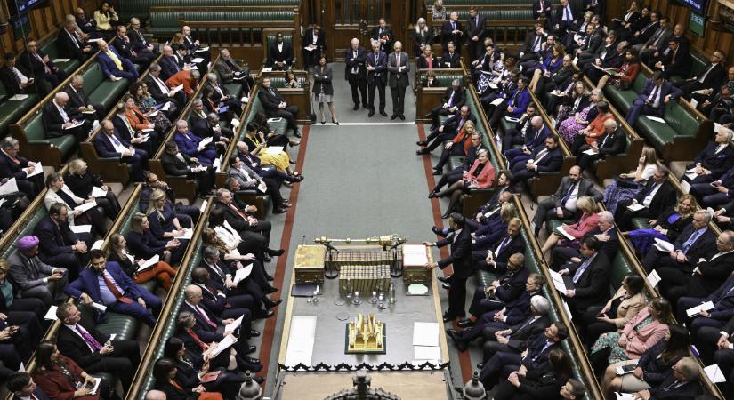 Korhatáros téma: durván belenyúlnának a választási rendszerbe, forrnak az indulatok a briteknél