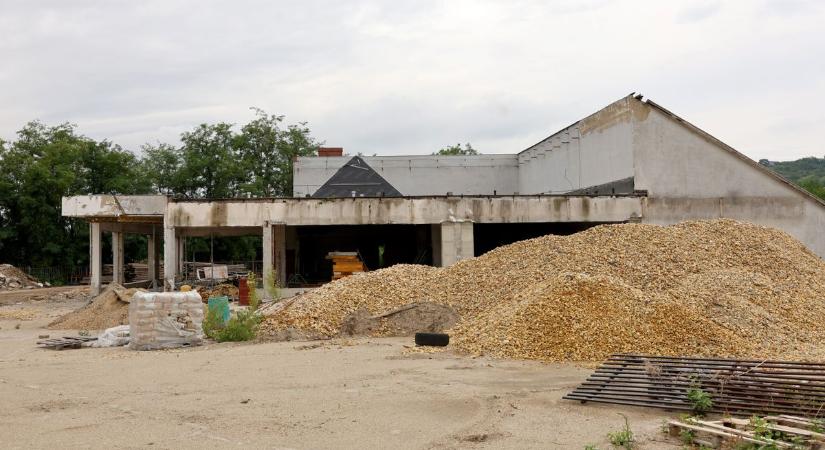 Eltűnt az üvegkupola, amit sokan imádtak. Mivé lesz a régi autószalon? (fotókkal, videóval)