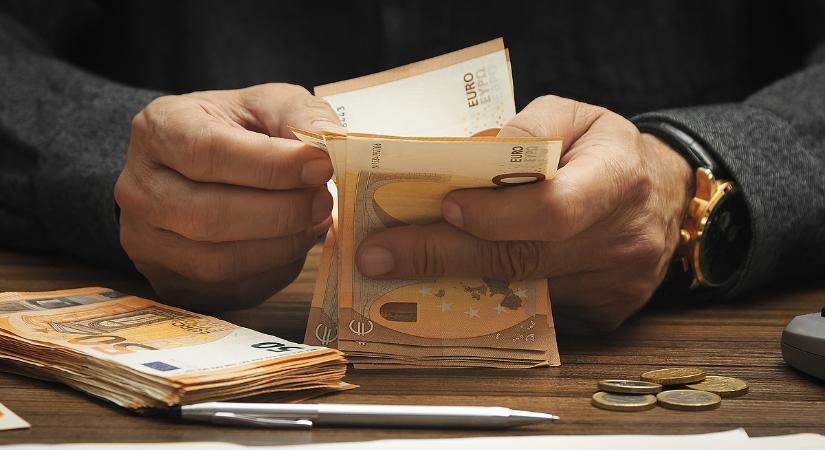 Kiverte a biztosítékot a nyomorúságos 1,2 millió forintos (3 ezer euró) nyugdíja, kiakadt, bírósághoz fordult