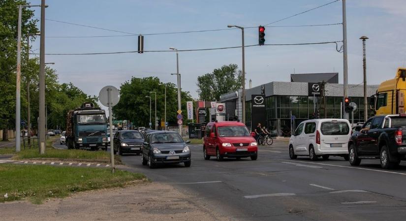 Normális? Ezzel manőverezett a kamion mögött Debrecenben, csoda, hogy nem történt tragédia