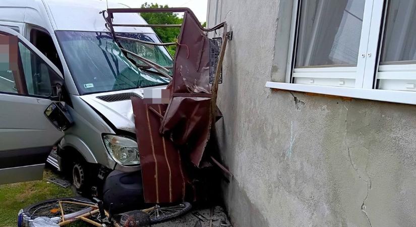 Letarolta a győri sörszállító furgon egy családi ház udvarát, ezért történt a baleset