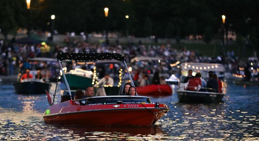 Szemkápráztató látvány a Rábán, így ringatóztak Győrben a hajócsodák az esti fényben - fotók, videó