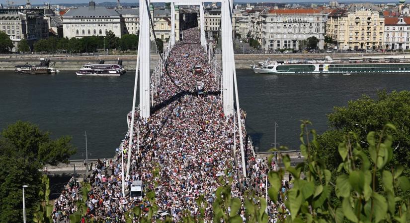 Az Erzsébet hídon vonuló tömeget ábrázoló plakátok bukkantak fel a napokban Budapesten