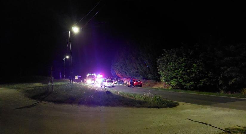 Brutális baleset rázta meg az éjszakát Balatonlellén – 50 méterre a két összetört autó (képek, videó)