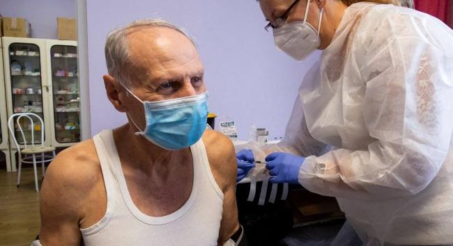 Riasztónak nevezte a kínai vakcinát a magyar nyugdíjas szervezet