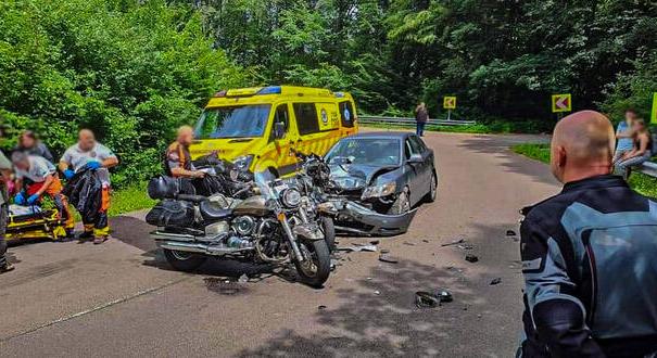Olvasói: „A KRESZ szerint motorral lehet záróvonalnál előzni!”