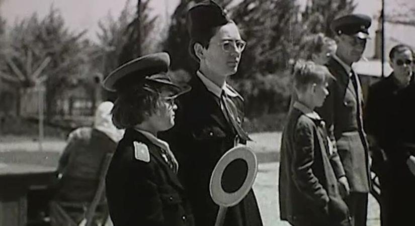 Így utaztak a gyerekek Dunaújvárosban az ’50-es években