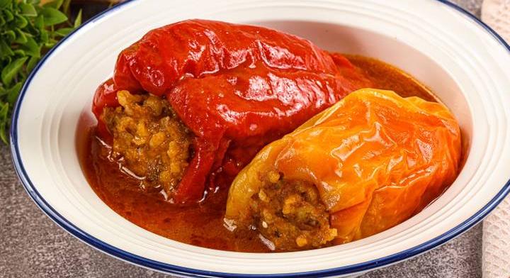 Töltött paprika a tányéron: 8 recept, amit érdemes kipróbálni nyáron