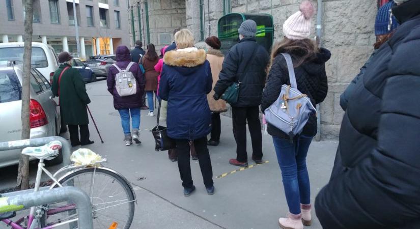 Hosszú sorokban vártak a betegek a fagyos hidegben az egyik budapesti szakrendelőnél