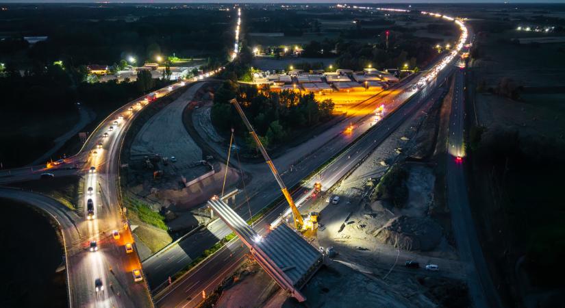 Ezért épül több mint 22 kilométernyi pálya egyetlen csomóponthoz az M5-ös autópályán