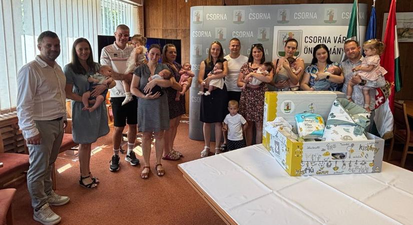 Csomagot kaptak a csornai kisbabák, Major András adta át a babamama támogatást