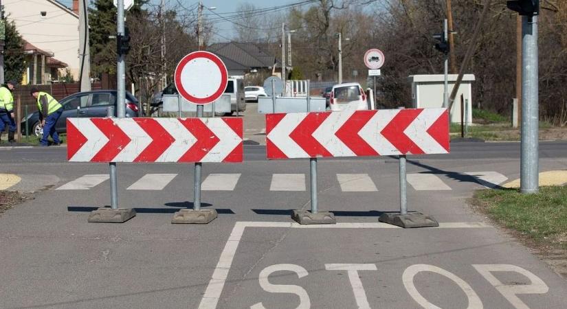 Nehéz reggelek jönnek a forgalmas pécsi utcában – megváltozik a közlekedés