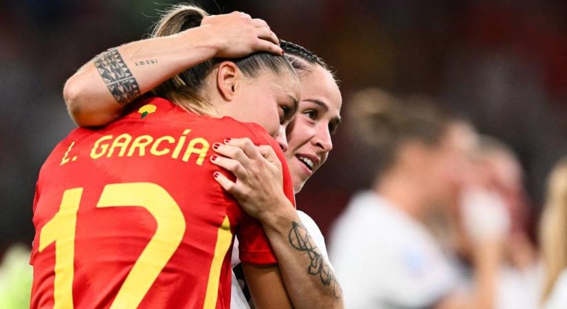 Sportszerűségből jeles: a spanyol női focisták díszsorfallal búcsúztatták az ellenfelet