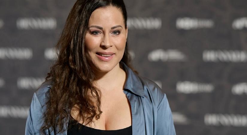 Belekötöttek Tornóczky Anita friss babafotójába