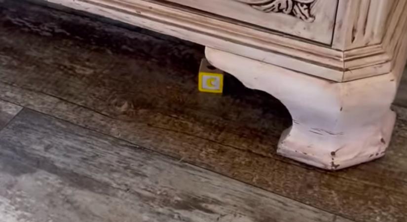 Három éve fekszik az építőkocka a szekrény alatt: az oka elviselhetetlen - Fotók