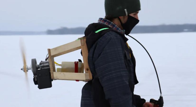 Saját építésű propelleres hátizsákkal túrázik egy 24 éves kanadai srác