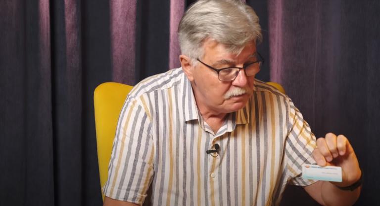 Kamerák előtt tépte szét Fidesz-tagkönyvét a volt diplomata