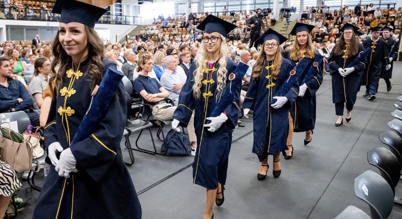 Új jogászgeneráció indult útnak a Széchenyi Egyetemről –Átvették diplomájukat a Győr Városi Egyetemi Csarnokban - képgaléria