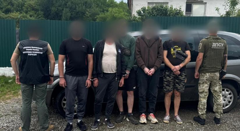 Kárpátalján apa és fia próbáltak négy hadköteles férfit illegálisan átcsempészni a határon