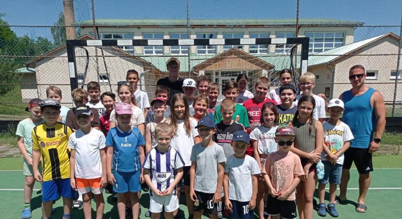 Harminckét kisdiák töltődött fel a teveli focitáborban
