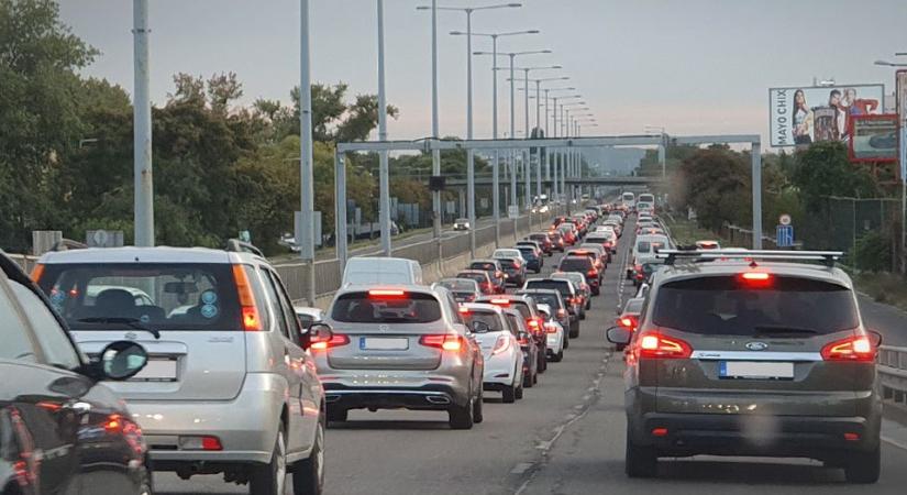 Ha teheted, kerüld el az autópályákat: tömegbaleset az M3-ason, teljesen beállt az M1-es és az M7-es is