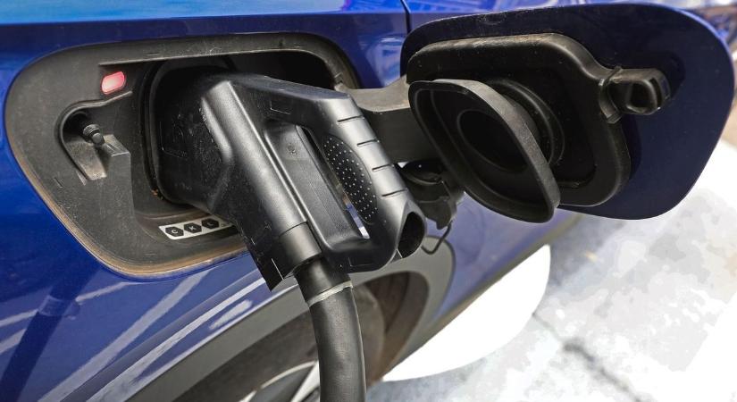Kazincbarcikán villanyautóval és elektromos kerékpárokkal érkezik a segítség