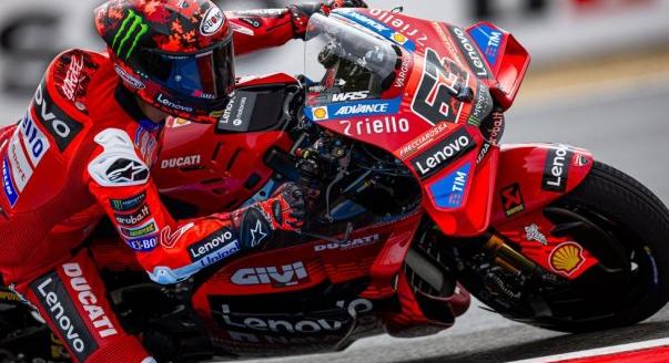 Marquez eldobta, Bagnaia a pole-ban Brnóban