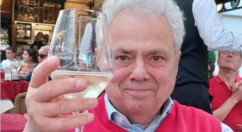 A kaposvári kórház munkatársainak egészségere koccintott az ismert sztár