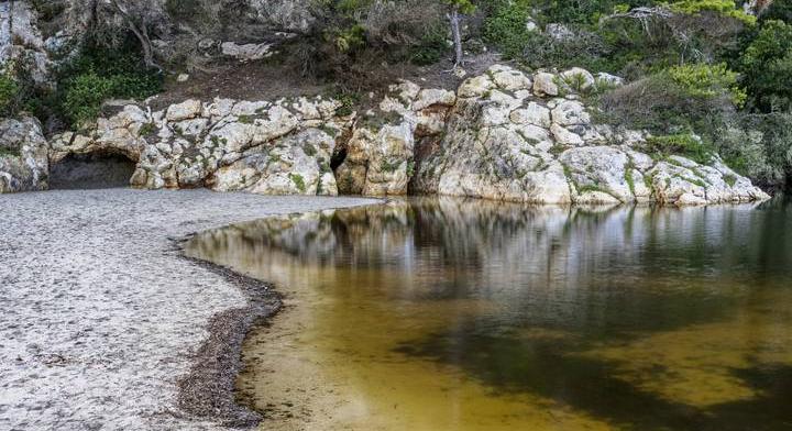 Undorító a víz színe, félnek a turisták ezen a spanyol tengerparton