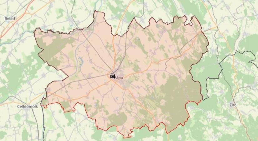 Összeütközött két autó a 83-ason Pápánál, félpályán halad a forgalom