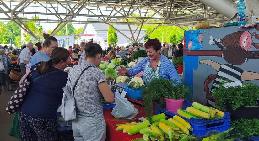 Boldogság kilóra mérve – nincs az a pénz, amit ne tudnánk otthagyni a Búza téri piacon (fotókvideó)