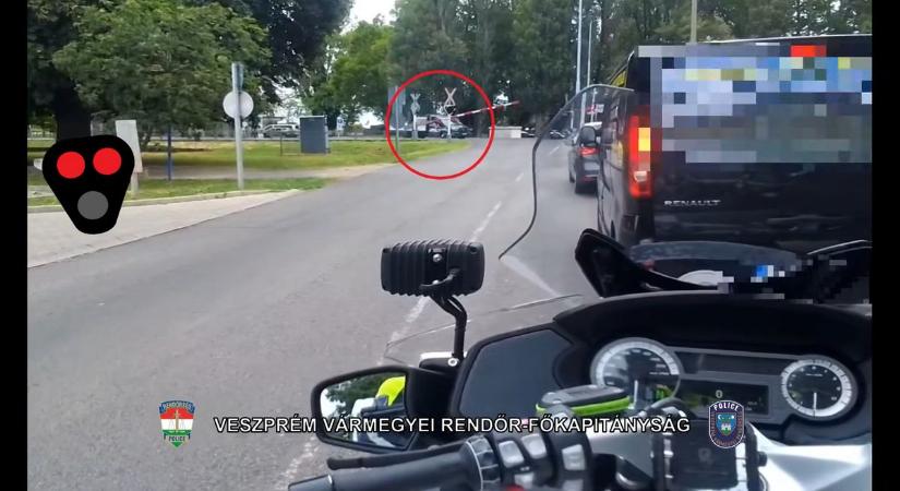 Életveszélyes manőver a síneken – ezt tette a felelőtlen autós Badacsonyban ( videó)