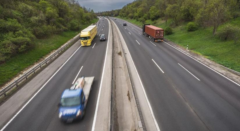 Két tömegbaleset is bénítja a forgalmat a magyar autópályákat