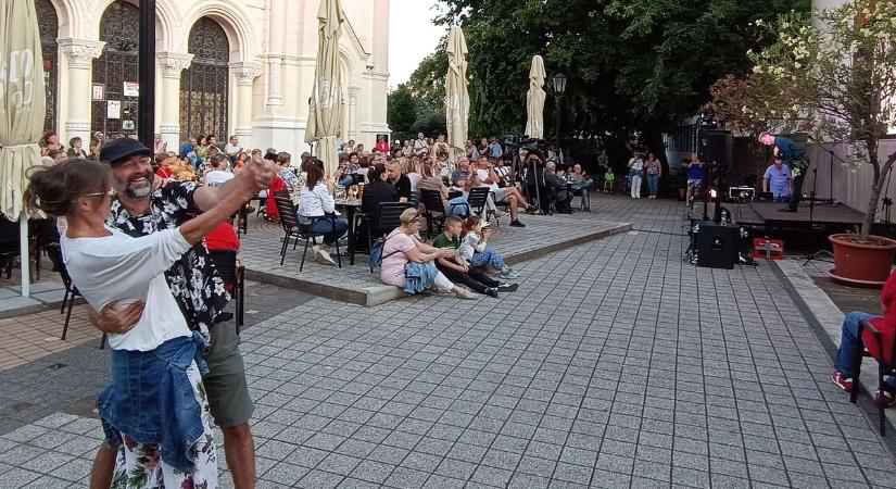 Táncdalfesztivált rendeztek a szolnoki Múzsák terén – videóval