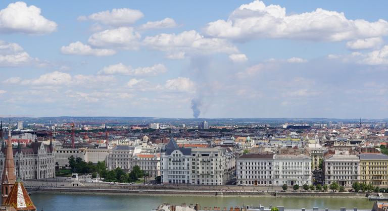 Lángol egy hulladéktároló Kerepesen