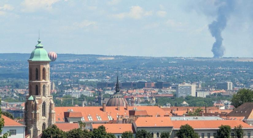 Ég a szeméttelep Kerepesen, és ez Budáról is jól látható