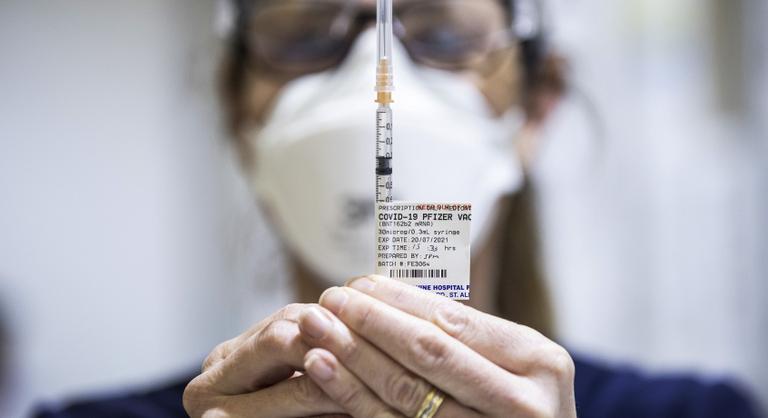 Kiderült, hogy súlyos mellékhatása van a Pfizer COVID-19 vakcinájának
