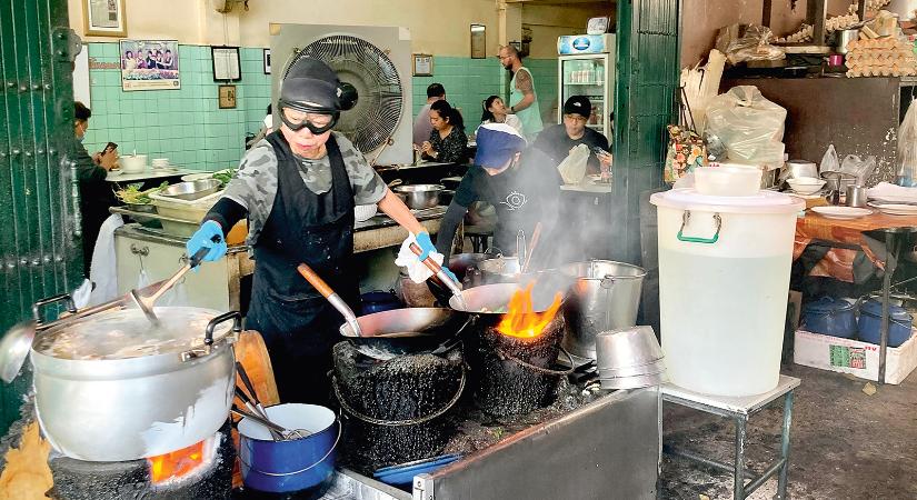 Veterán a wok mögött – Thai utcai bódé Michelin-csillaggal