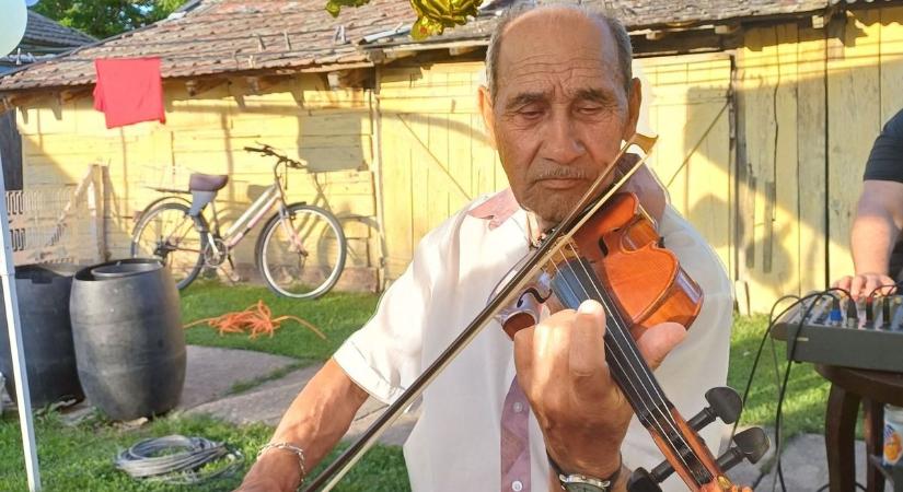 Még ma is tagja egy népszerű zenekarnak a kilencven esztendős kőteleki prímás