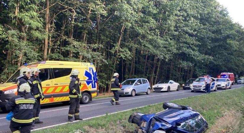Helyszíni fotókon a 74-es főúton történt baleset